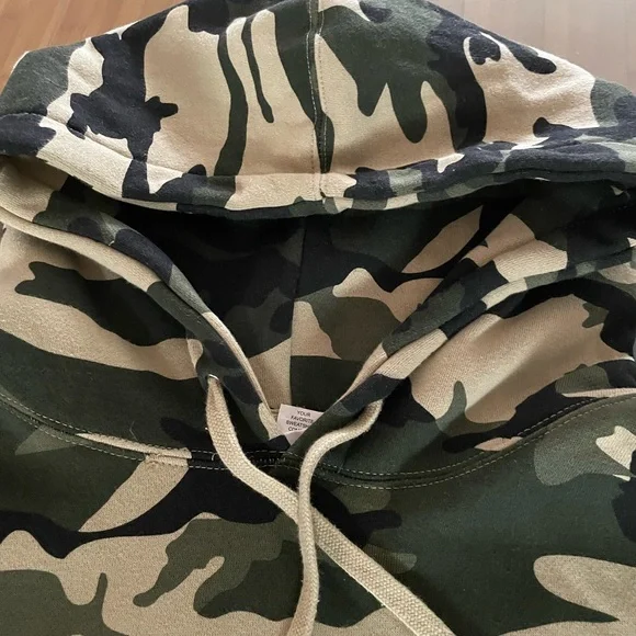 Brand new with no tag men sweater with a hood - Picture 3 of 4